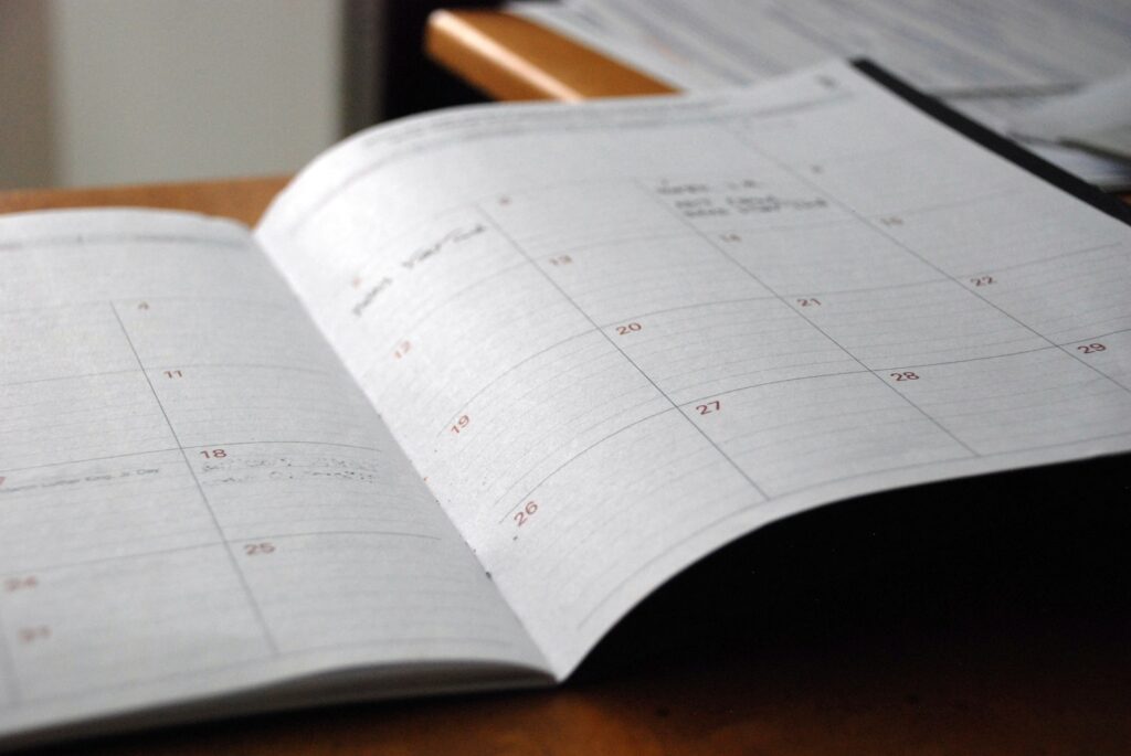 Kalender mit aufgeschlagenen Seiten